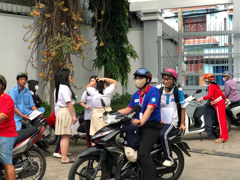 Th&iacute; sinh bị ng&atilde;, qu&ecirc;n giấy tờ được CSGT v&agrave; t&igrave;nh nguyện vi&ecirc;n tiếp sức kịp thời đến điểm thi- Ảnh 4.