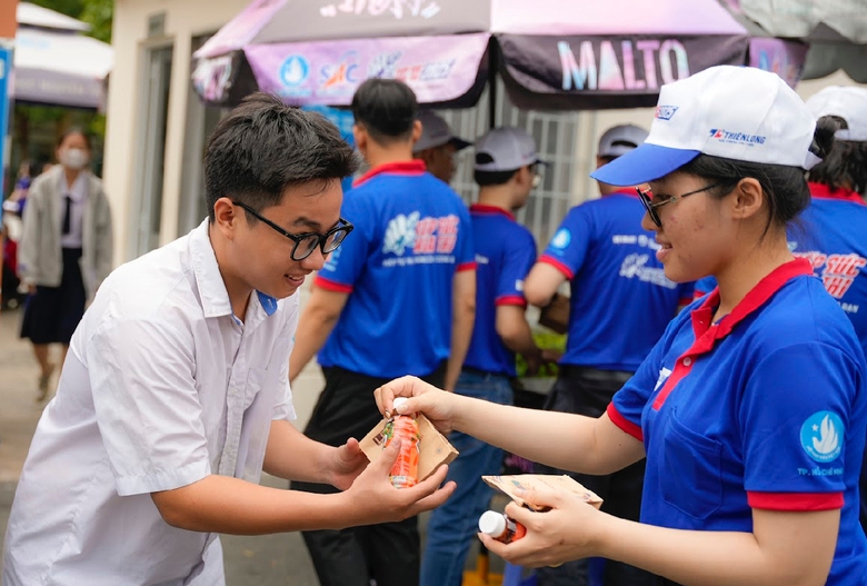 Th&iacute; sinh bị ng&atilde;, qu&ecirc;n giấy tờ được CSGT v&agrave; t&igrave;nh nguyện vi&ecirc;n tiếp sức kịp thời đến điểm thi- Ảnh 6.