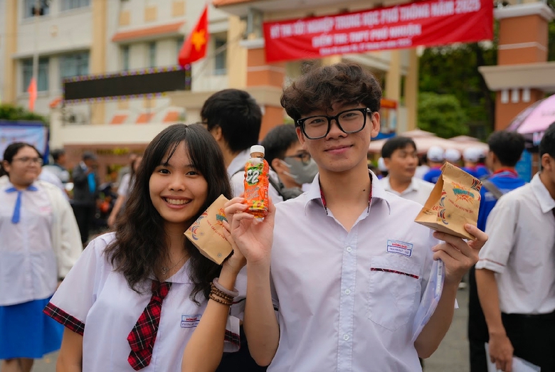 Th&iacute; sinh bị ng&atilde;, qu&ecirc;n giấy tờ được CSGT v&agrave; t&igrave;nh nguyện vi&ecirc;n tiếp sức kịp thời đến điểm thi- Ảnh 9.