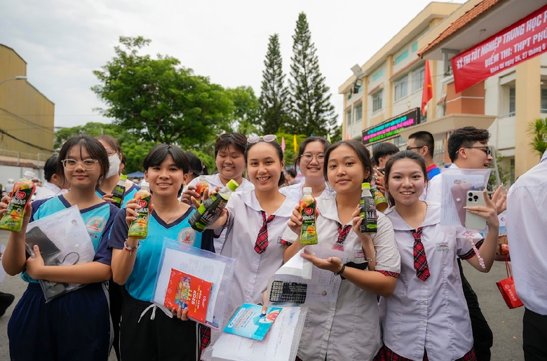 Th&iacute; sinh bị ng&atilde;, qu&ecirc;n giấy tờ được CSGT v&agrave; t&igrave;nh nguyện vi&ecirc;n tiếp sức kịp thời đến điểm thi- Ảnh 8.