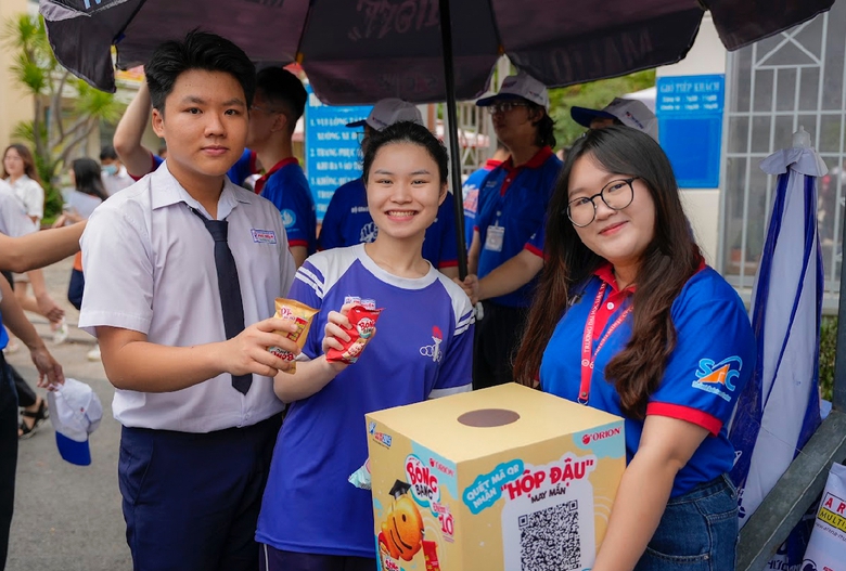 Th&iacute; sinh bị ng&atilde;, qu&ecirc;n giấy tờ được CSGT v&agrave; t&igrave;nh nguyện vi&ecirc;n tiếp sức kịp thời đến điểm thi- Ảnh 12.