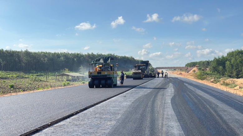 Huy động hơn 3.000 nhân lực, 1.100 máy móc, đẩy tiến độ cao tốc Quảng Ngãi - Hoài Nhơn- Ảnh 3. Huy động hơn 3.000 nhân lực, 1.100 máy móc, đẩy tiến độ cao tốc Quảng Ngãi - Hoài Nhơn- Ảnh 3.