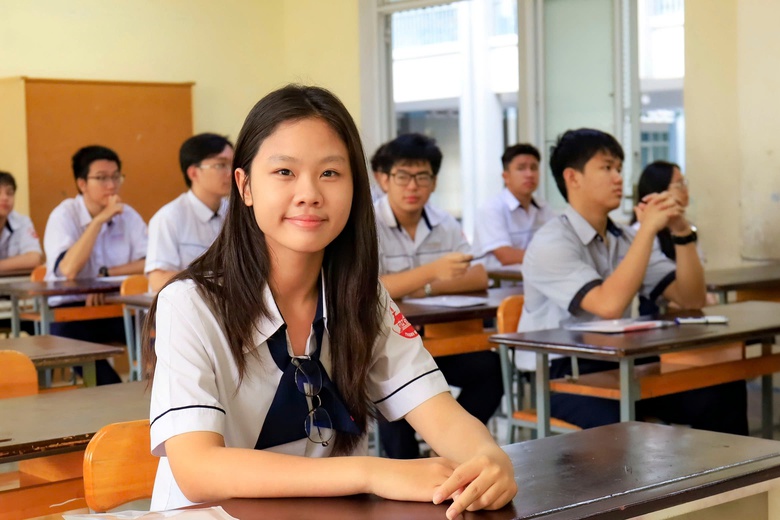 Giao th&ocirc;ng th&ocirc;ng tho&aacute;ng, an ninh siết chặt trong ng&agrave;y đầu kỳ thi tốt nghiệp THPT- Ảnh 1.