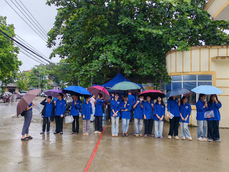 Những người đồng hành cùng sĩ tử trong kỳ thi THPT 2025- Ảnh 3. Những người đồng hành cùng sĩ tử trong kỳ thi THPT 2025- Ảnh 3.