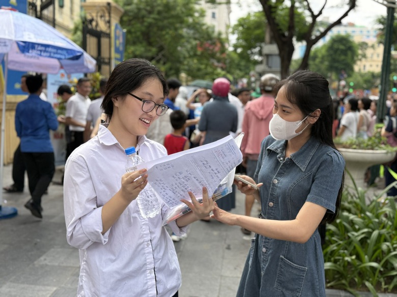 Vượt qua lo lắng, nhiều th&iacute; sinh rạng rỡ sau giờ thi Ngữ văn- Ảnh 2.