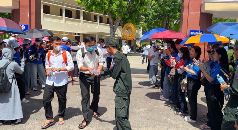 Cảnh s&aacute;t cơ động c&otilde;ng th&iacute; sinh g&atilde;y ch&acirc;n do tai nạn giao th&ocirc;ng kịp giờ v&agrave;o ph&ograve;ng thi- Ảnh 2.