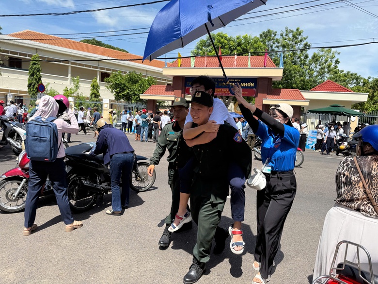 Cảnh s&aacute;t cơ động c&otilde;ng th&iacute; sinh g&atilde;y ch&acirc;n do tai nạn giao th&ocirc;ng kịp giờ v&agrave;o ph&ograve;ng thi- Ảnh 1.