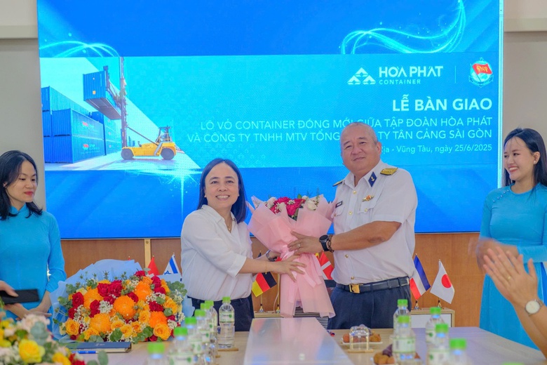 H&ograve;a Ph&aacute;t b&agrave;n giao l&ocirc; container đầu ti&ecirc;n cho Tổng C&ocirc;ng ty T&acirc;n Cảng S&agrave;i G&ograve;n- Ảnh 2.