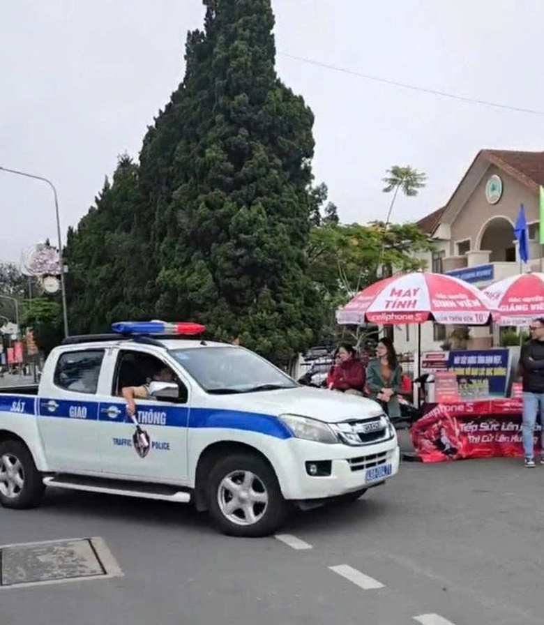 Cảnh s&aacute;t giao th&ocirc;ng hỗ trợ th&iacute; sinh bị thương nặng sau sự cố giao th&ocirc;ng đến kịp giờ thi- Ảnh 1.