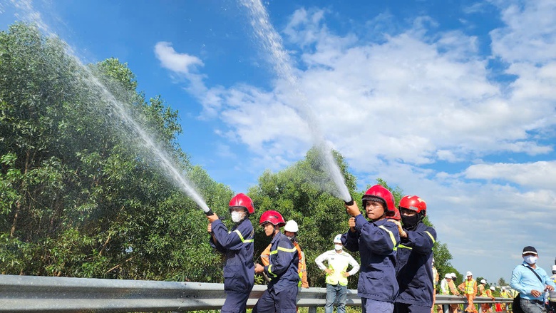 Xe bồn chở xăng ch&aacute;y ng&ugrave;n ngụt tr&ecirc;n cao tốc, lực lượng phản ứng nhanh kịp thời dập tắt- Ảnh 10.