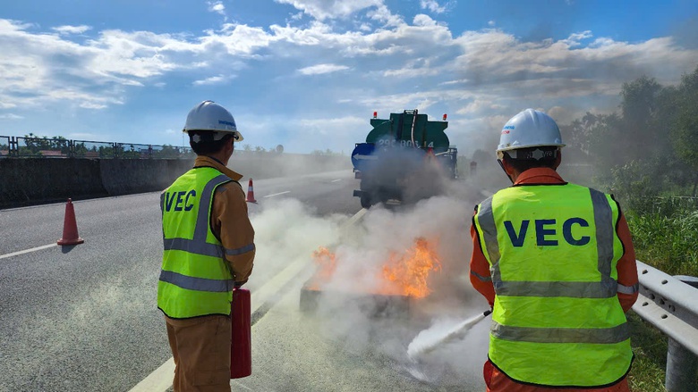 Xe bồn chở xăng ch&aacute;y ng&ugrave;n ngụt tr&ecirc;n cao tốc, lực lượng phản ứng nhanh kịp thời dập tắt- Ảnh 6.