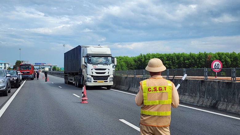 Xe bồn chở xăng ch&aacute;y ng&ugrave;n ngụt tr&ecirc;n cao tốc, lực lượng phản ứng nhanh kịp thời dập tắt- Ảnh 8.