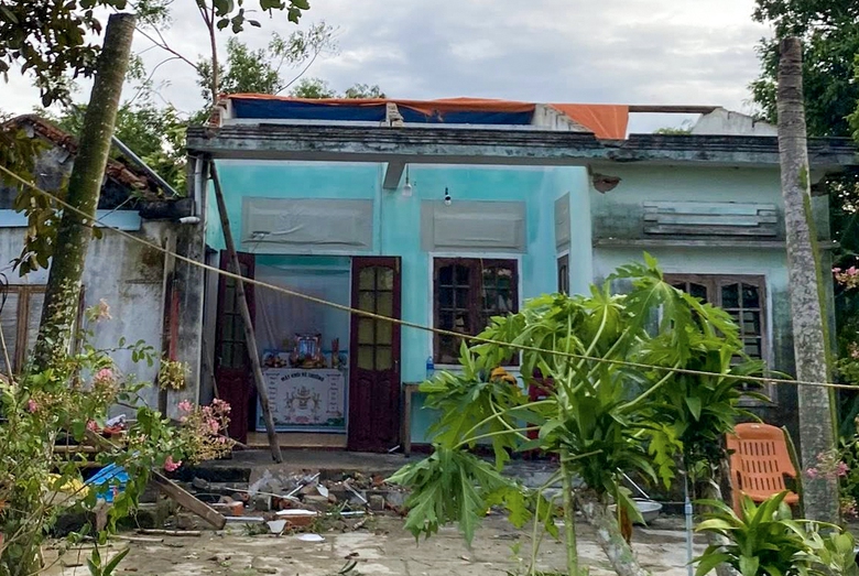 30 nh&agrave; d&acirc;n ở Quảng Nam tốc m&aacute;i, hư hỏng nặng sau lốc xo&aacute;y- Ảnh 1.