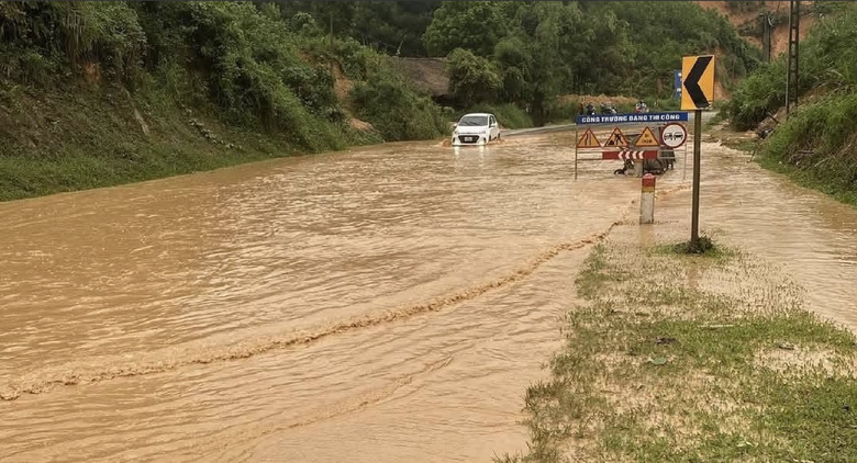 Bộ X&acirc;y dựng ra c&ocirc;ng điện khẩn ứng ph&oacute; mưa lũ, sạt lở khu vực Bắc Bộ- Ảnh 1.