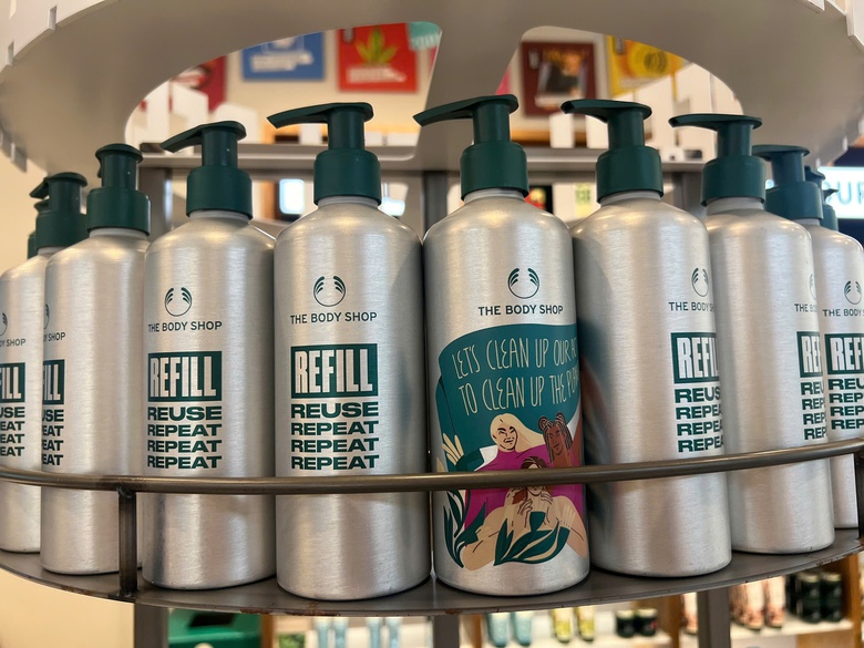 Khi c&aacute;c &ocirc;ng lớn mỹ phẩm sử dụng chi&ecirc;u t&aacute;i nạp, giảm nhu cầu r&aacute;c thải- Ảnh 1.