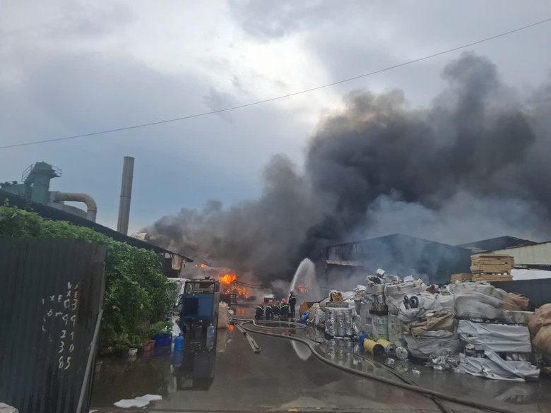 Hưng Y&ecirc;n: Ch&aacute;y lớn tại xưởng phế liệu, người bị thương nặng được đưa đi cấp cứu- Ảnh 1.