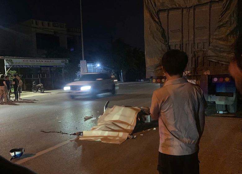 Đi xe m&aacute;y tốc độ cao đ&acirc;m đu&ocirc;i xe tải đang đỗ, người đ&agrave;n &ocirc;ng tử vong tại chỗ- Ảnh 1.