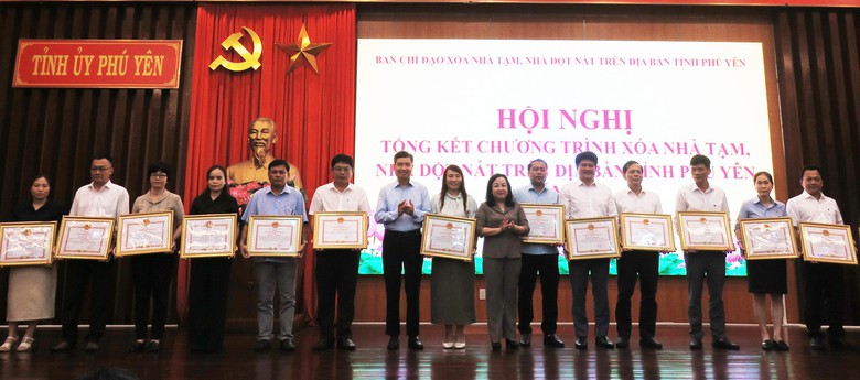 H&ograve;a Ph&aacute;t hỗ trợ nhiều địa phương về đ&iacute;ch sớm trong x&oacute;a nh&agrave; tạm, nh&agrave; dột n&aacute;t- Ảnh 2.