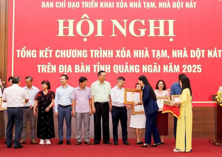 H&ograve;a Ph&aacute;t hỗ trợ nhiều địa phương về đ&iacute;ch sớm trong x&oacute;a nh&agrave; tạm, nh&agrave; dột n&aacute;t- Ảnh 1.