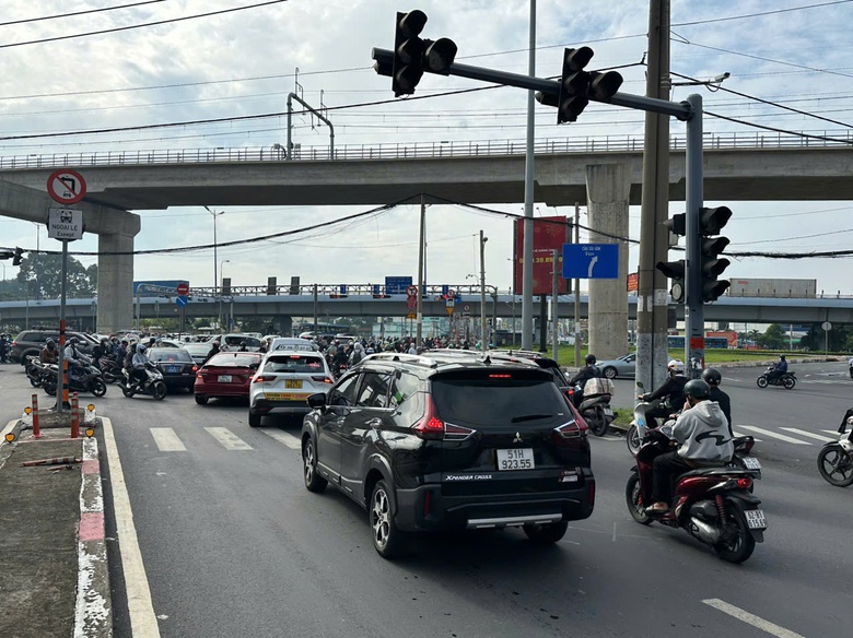 Sở X&acirc;y dựng TP.HCM y&ecirc;u cầu khắc phục sự cố nhiều đ&egrave;n t&iacute;n hiệu kh&ocirc;ng hoạt động ở TP Thủ Đức- Ảnh 1.