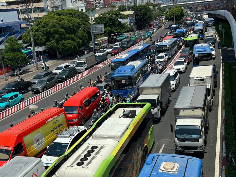 Sở X&acirc;y dựng TP.HCM y&ecirc;u cầu khắc phục sự cố nhiều đ&egrave;n t&iacute;n hiệu kh&ocirc;ng hoạt động ở TP Thủ Đức- Ảnh 3.