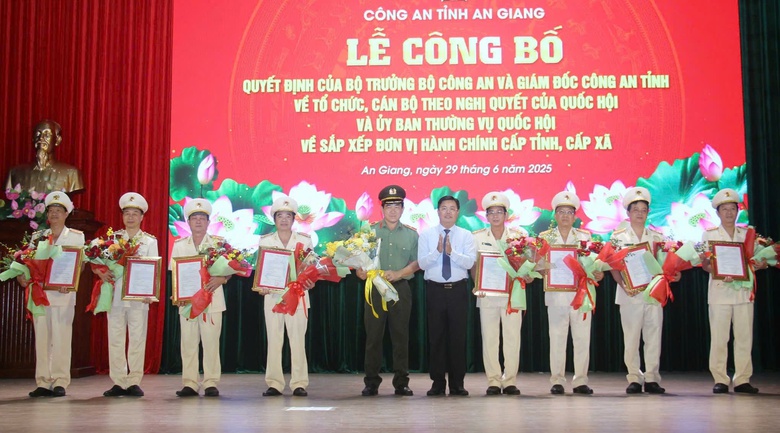 C&ocirc;ng an tỉnh An Giang sau s&aacute;p nhập c&oacute; 27 ph&ograve;ng, 102 c&ocirc;ng an x&atilde;, phường, đặc khu- Ảnh 1.