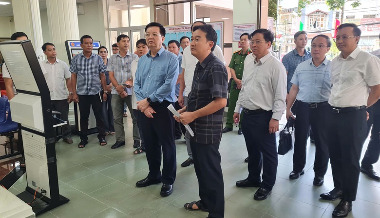 Ph&oacute; Thủ tướng Mai Văn Ch&iacute;nh kiểm tra vận h&agrave;nh ch&iacute;nh quyền hai cấp tỉnh An Giang mới- Ảnh 1.