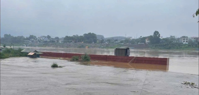 Mở tiếp hai cửa xả đ&aacute;y hồ thủy điện Tuy&ecirc;n Quang từ trưa 29/6- Ảnh 2.