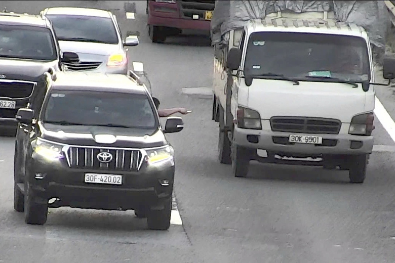 Xử l&yacute; h&agrave;ng chục t&agrave;i xế nghe điện thoại, chạy chậm tr&ecirc;n cao tốc trong một tuần- Ảnh 1.