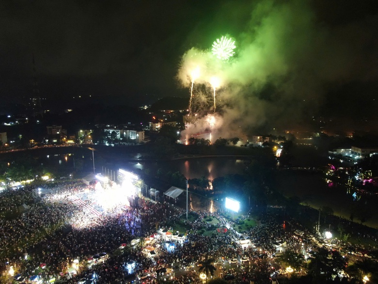 H&agrave;ng ngh&igrave;n người xuống đường ngắm ph&aacute;o hoa mừng th&agrave;nh lập tỉnh L&agrave;o Cai mới- Ảnh 3.