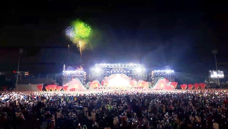 H&agrave;ng ngh&igrave;n người xuống đường ngắm ph&aacute;o hoa mừng th&agrave;nh lập tỉnh L&agrave;o Cai mới- Ảnh 5.