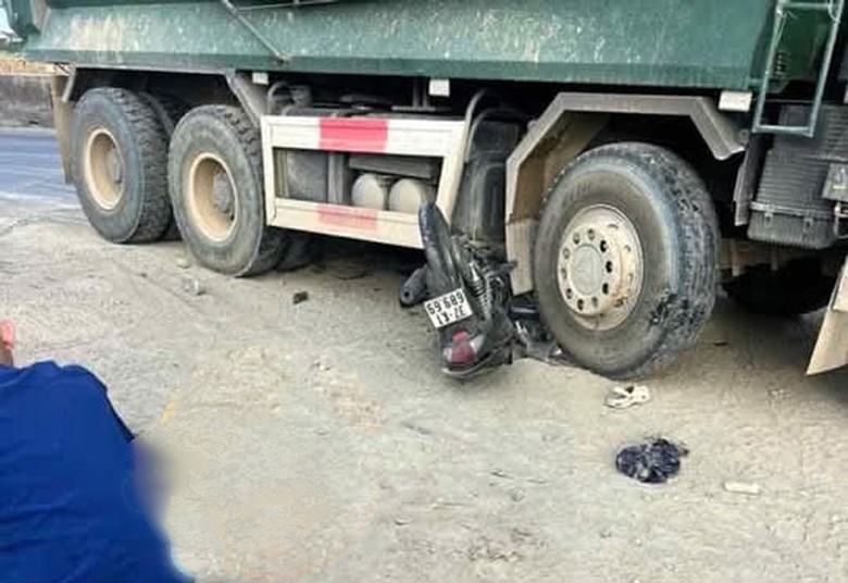 Hiện trường vụ tai nạn khiến người phụ nữ đang mang thai tử vong. Hiện trường vụ tai nạn khiến người phụ nữ đang mang thai tử vong.