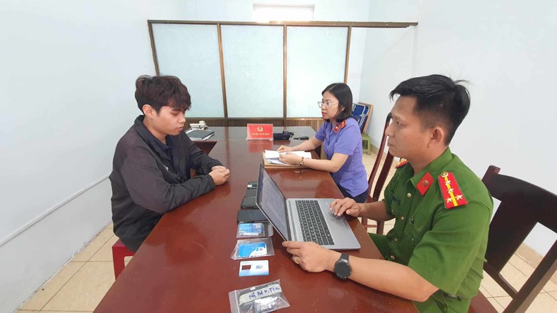 Nam sinh ở Đà Nẵng lừa bán ô tô cũ, chiếm đoạt tiền của 28 người- Ảnh 1. Nam sinh ở Đà Nẵng lừa bán ô tô cũ, chiếm đoạt tiền của 28 người- Ảnh 1.