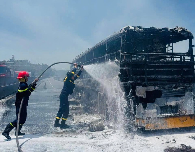 Cảnh báo tình trạng cháy xe ô tô mùa nắng nóng- Ảnh 1. Cảnh báo tình trạng cháy xe ô tô mùa nắng nóng- Ảnh 1.