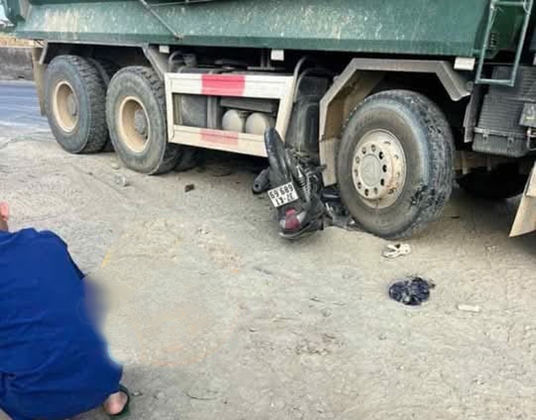 Thai phụ tử vong thương tâm sau va chạm với xe tải ở Nghệ An- Ảnh 1. Thai phụ tử vong thương tâm sau va chạm với xe tải ở Nghệ An- Ảnh 1.