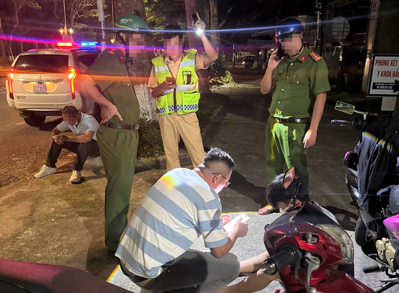 Cựu c&ocirc;ng an lĩnh &aacute;n v&igrave; đưa tiền cho tội phạm mua ma t&uacute;y để bắt giữ, lập c&ocirc;ng- Ảnh 1.