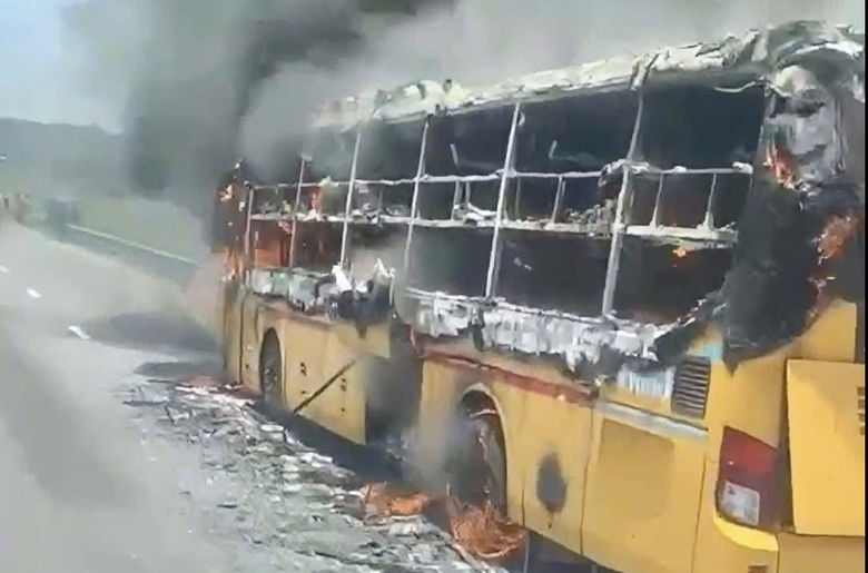 Cảnh báo tình trạng cháy xe ô tô mùa nắng nóng- Ảnh 2. Cảnh báo tình trạng cháy xe ô tô mùa nắng nóng- Ảnh 2.