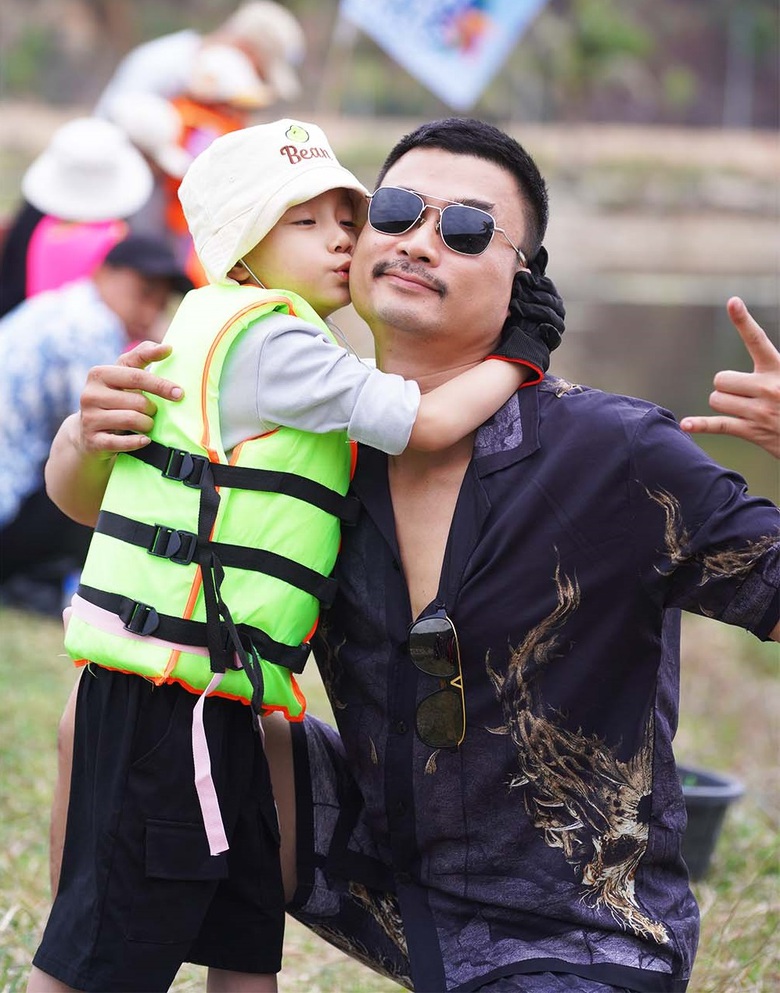 Bốn &ocirc;ng bố nổi tiếng Neko L&ecirc;, Trung Ruồi, Duy Hưng v&agrave; Phan Đinh T&ugrave;ng b&aacute;n b&aacute;nh cuốn chả mực- Ảnh 8.