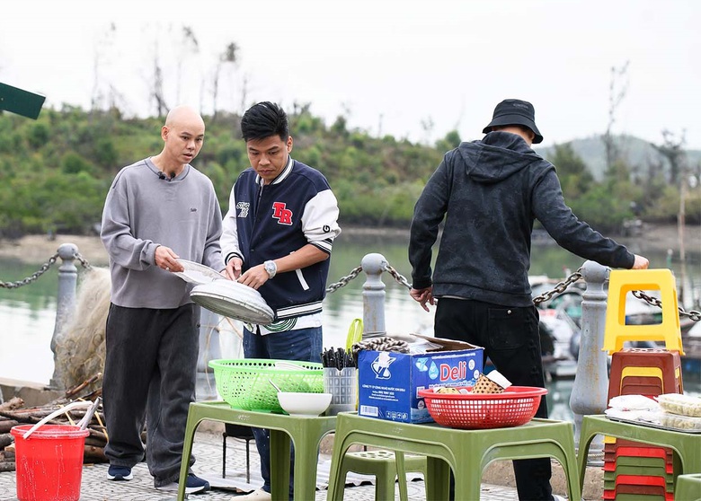 Bốn &ocirc;ng bố nổi tiếng Neko L&ecirc;, Trung Ruồi, Duy Hưng v&agrave; Phan Đinh T&ugrave;ng b&aacute;n b&aacute;nh cuốn chả mực- Ảnh 3.