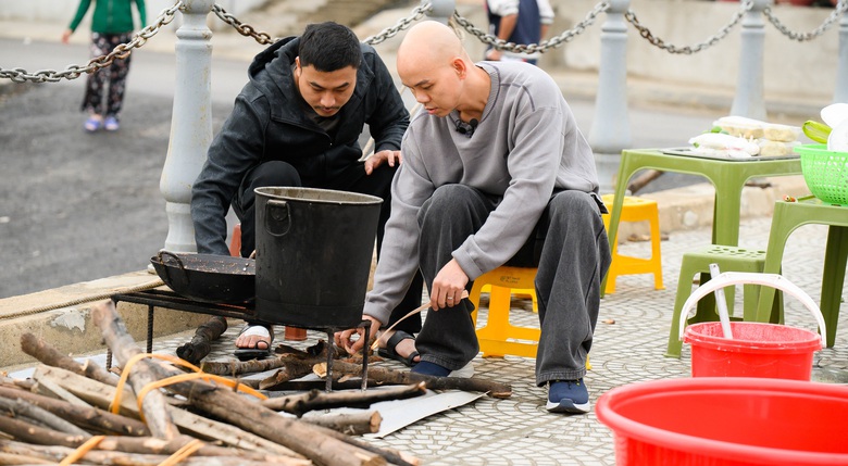 Bốn &ocirc;ng bố nổi tiếng Neko L&ecirc;, Trung Ruồi, Duy Hưng v&agrave; Phan Đinh T&ugrave;ng b&aacute;n b&aacute;nh cuốn chả mực- Ảnh 4.