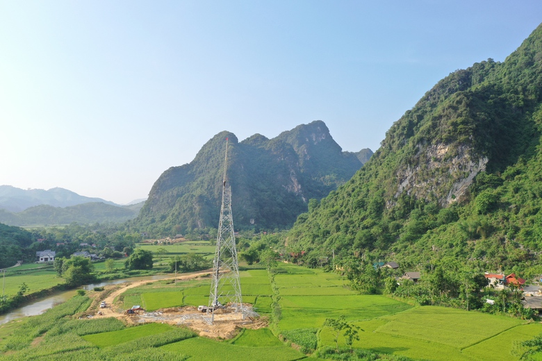 Nắng n&oacute;ng 40 độ, c&ocirc;ng nh&acirc;n vẫn b&aacute;m n&uacute;i thi c&ocirc;ng đường d&acirc;y 500kV L&agrave;o Cai - Vĩnh Y&ecirc;n- Ảnh 3.