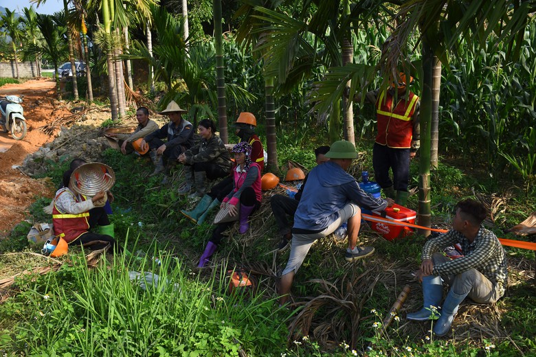 Nắng n&oacute;ng 40 độ, c&ocirc;ng nh&acirc;n vẫn b&aacute;m n&uacute;i thi c&ocirc;ng đường d&acirc;y 500kV L&agrave;o Cai - Vĩnh Y&ecirc;n- Ảnh 6.