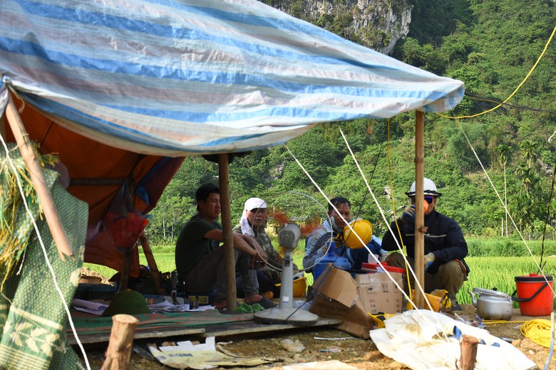 Nắng n&oacute;ng 40 độ, c&ocirc;ng nh&acirc;n vẫn b&aacute;m n&uacute;i thi c&ocirc;ng đường d&acirc;y 500kV L&agrave;o Cai - Vĩnh Y&ecirc;n- Ảnh 5.