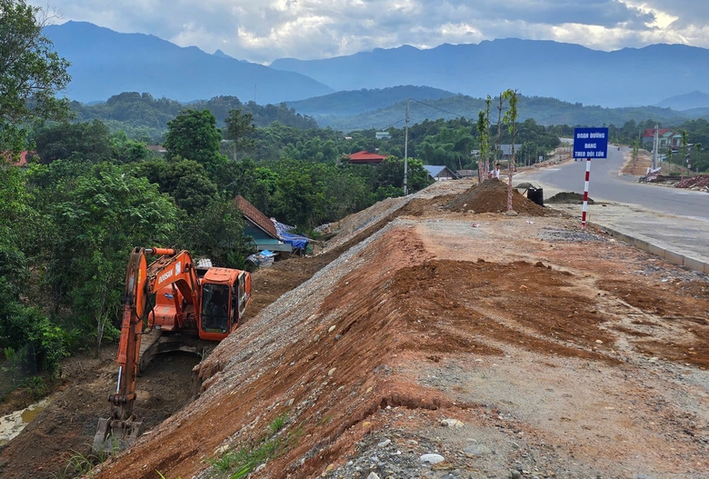 Xử l&yacute; dứt điểm vết nứt tr&ecirc;n đường nối cầu L&agrave;ng Gi&agrave;ng ở L&agrave;o Cai- Ảnh 3.