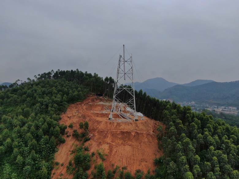 Nắng n&oacute;ng 40 độ, c&ocirc;ng nh&acirc;n vẫn b&aacute;m n&uacute;i thi c&ocirc;ng đường d&acirc;y 500kV L&agrave;o Cai - Vĩnh Y&ecirc;n- Ảnh 2.