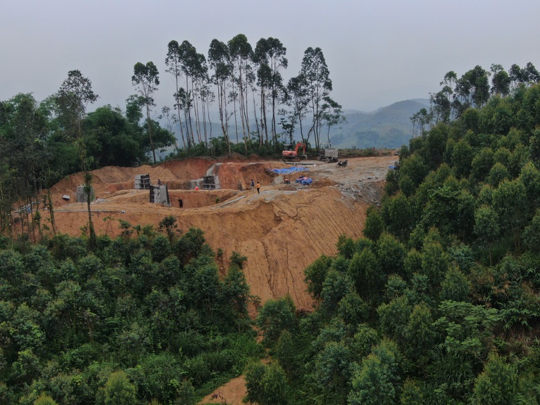 Nắng n&oacute;ng 40 độ, c&ocirc;ng nh&acirc;n vẫn b&aacute;m n&uacute;i thi c&ocirc;ng đường d&acirc;y 500kV L&agrave;o Cai - Vĩnh Y&ecirc;n- Ảnh 7.