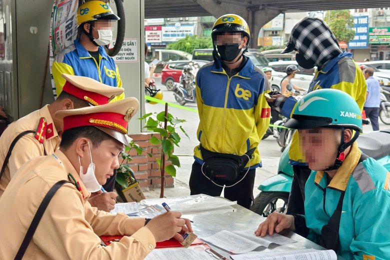 H&agrave; Nội quyết gi&agrave;nh lại vỉa h&egrave; cho người đi bộ, xử l&yacute; h&agrave;ng trăm xe m&aacute;y vi phạm- Ảnh 5.