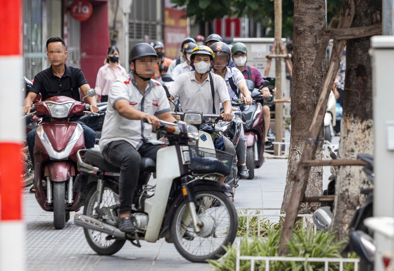 H&agrave; Nội quyết gi&agrave;nh lại vỉa h&egrave; cho người đi bộ, xử l&yacute; h&agrave;ng trăm xe m&aacute;y vi phạm- Ảnh 2.