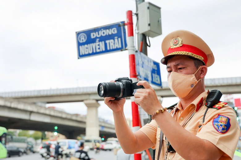 H&agrave; Nội: CSGT ra qu&acirc;n ghi h&igrave;nh vi phạm, h&agrave;ng trăm xe m&aacute;y bị phạt nguội- Ảnh 3.