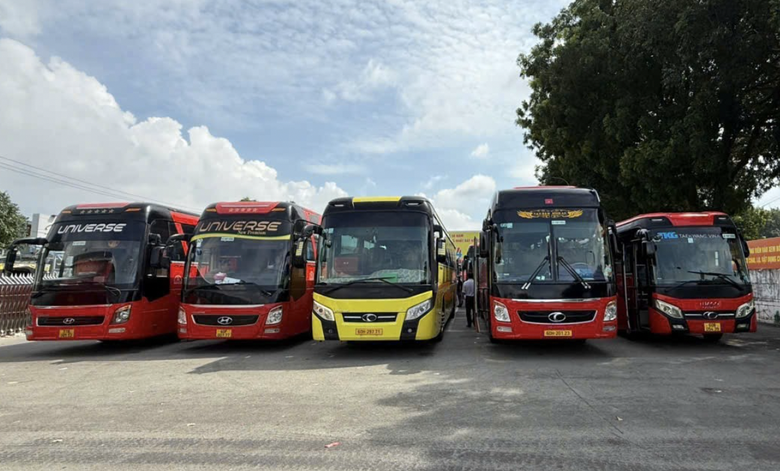 Ng&agrave;y đầu s&aacute;p nhập, Đồng Nai bố tr&iacute; 5 xe đ&oacute;n hơn 200 c&aacute;n bộ từ B&igrave;nh Phước- Ảnh 1.